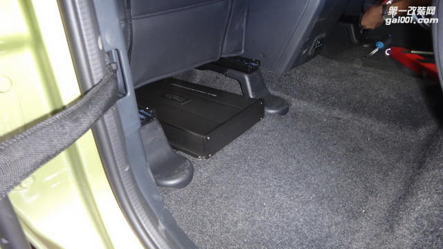 7，诗蔓HP4100功放安装在座椅底下.JPG