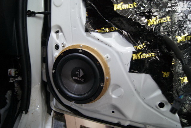3-1,喜力仕L-62C 20周年纪念版中低音喇叭安装在汽车原位.JPG