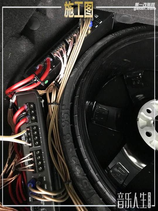 10，美国来福R250-4功放安装在备胎旁边，不占据多余的存储空间.jpg