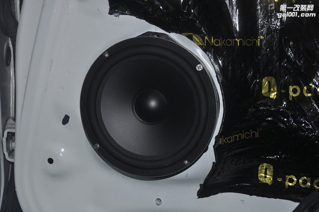 6升级喇叭MOHAWK MC6.2-MKII中低音安装近照.jpg