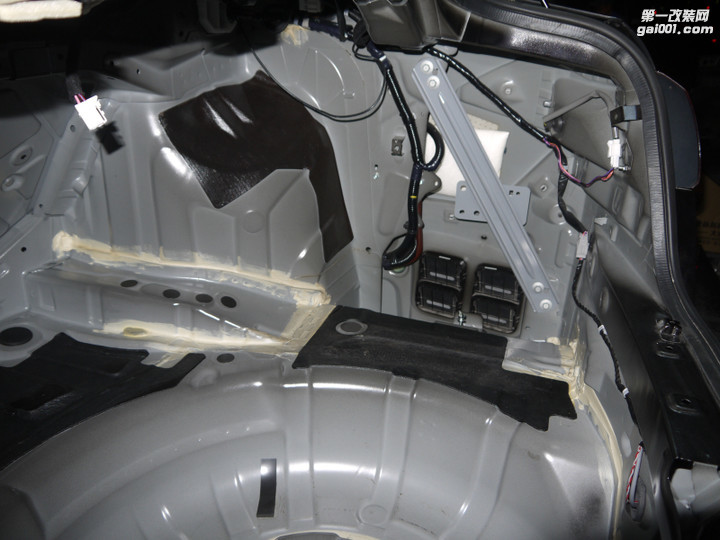 英菲尼迪Q70L做车底尾箱隔音 升级K牌低音炮增强低频效果