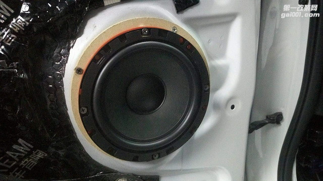 8，DR D165中低音喇叭安装在汽车原位.jpg