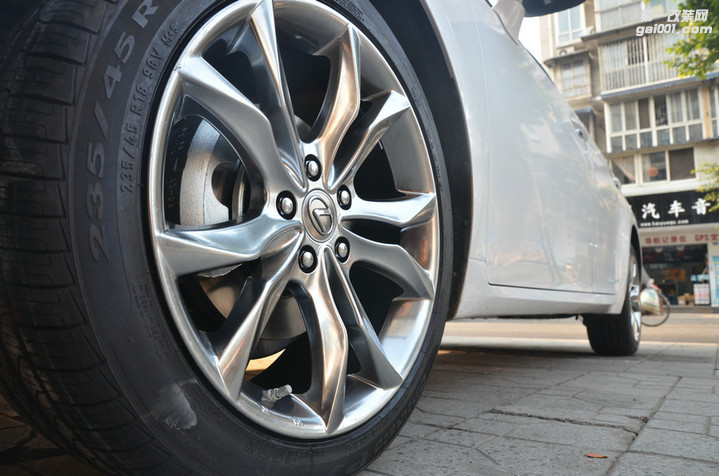 雷克萨斯ES300H完美升级18寸轮毂 配235/45R18倍耐力轮胎