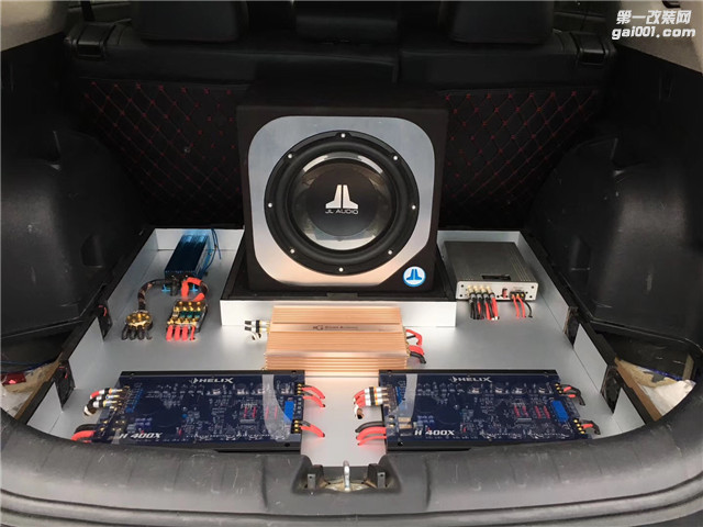 14，超低音通过引线方式安装在汽车尾箱.jpg