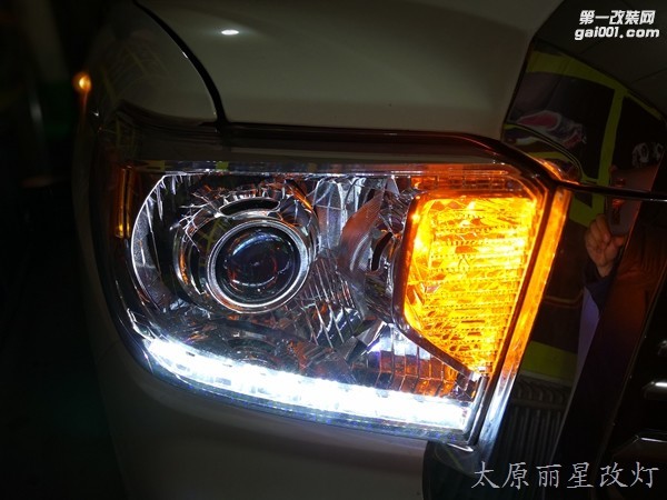 太原丰田坦途大灯改装海拉五双光透镜 LED日行灯