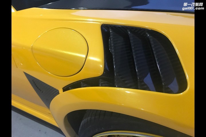 topcar-carbon-2017-porsche-911-turbo-s-cabriolet-is-the-german-bumblebee_2.jpg