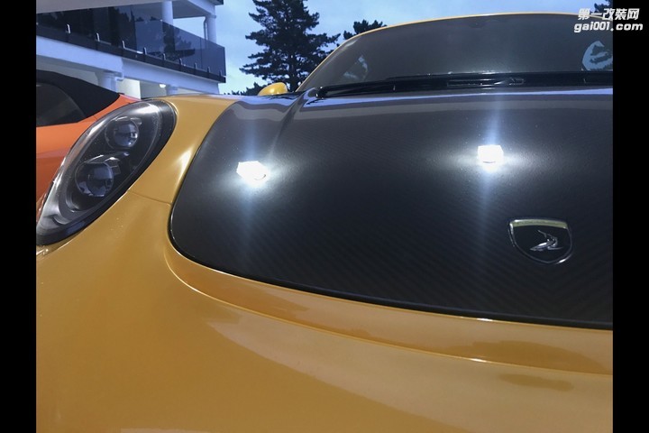 topcar-carbon-2017-porsche-911-turbo-s-cabriolet-is-the-german-bumblebee_14.jpg