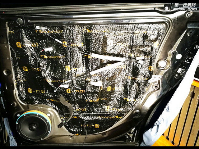 10，霸克的CX650同轴喇叭安装在后门板.jpg