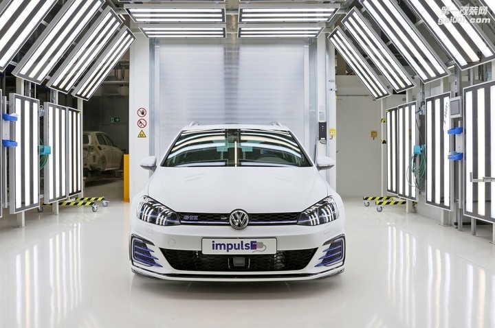 volkswagen-golf-gte-variant-impulse-concept-front-end.jpg