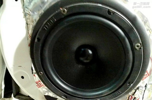 3，美国霸克DX650中低音喇叭安装在汽车原位.jpg