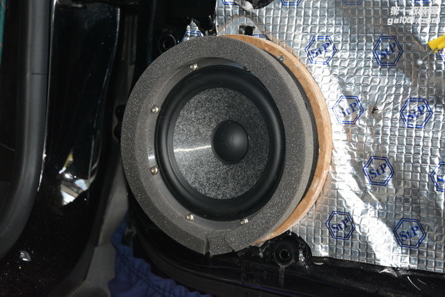 4 法国劲浪小乌托邦165W-RC中低音固定在前门板上，并且美音圈的使用，减少中低频的反.jpg