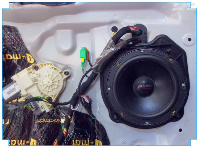 8，萨迪SA-B6.2中低音喇叭安装在汽车原位.JPG