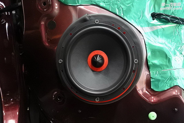 6，意大利TEC声浪系列中低音喇叭安装在汽车原位.jpg