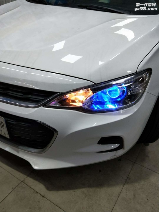 科沃兹灯光升级Q5透镜 哈尔滨靓车改灯 组合蓝色恶魔眼