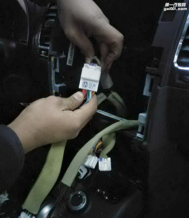 5使用8音度专车专用线材与原车插头对接，无损安装.jpg
