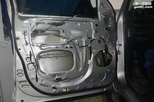 5 拆除原车门板的塑料薄膜，露出空洞的铁皮结构，缺乏隔音保护.JPG