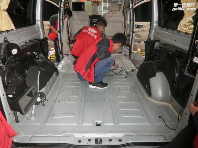 3 改装师正在清空原车的座椅、地毯等内饰，准备开始施工.JPG