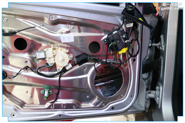 7，使用STP I卫士对汽车门板做第一层的隔音处理，降低门板共振噪声.JPG.jpg