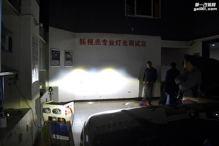 重庆发现神行4原车灯光亮度不够到店升级新科技米石LED大灯
