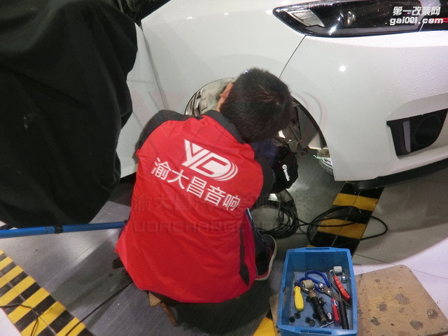 14 改装师傅正在拆卸轮胎，准备对产生的胎噪进行处理.JPG
