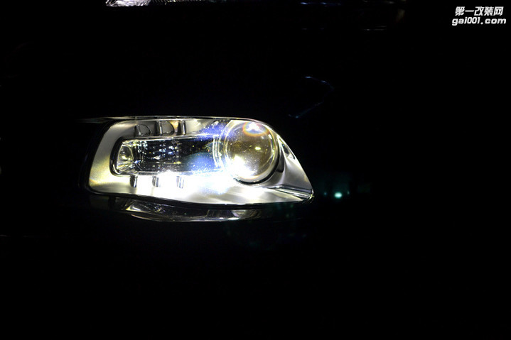 吉普自由客原车灯光亮度不够到店改装新科技米石LED大灯