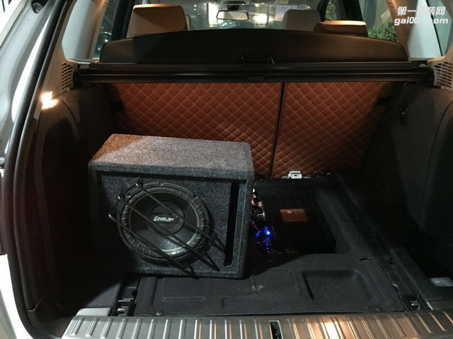 10，声琅DS-120超低音通过引线方式安装在汽车尾箱.jpg