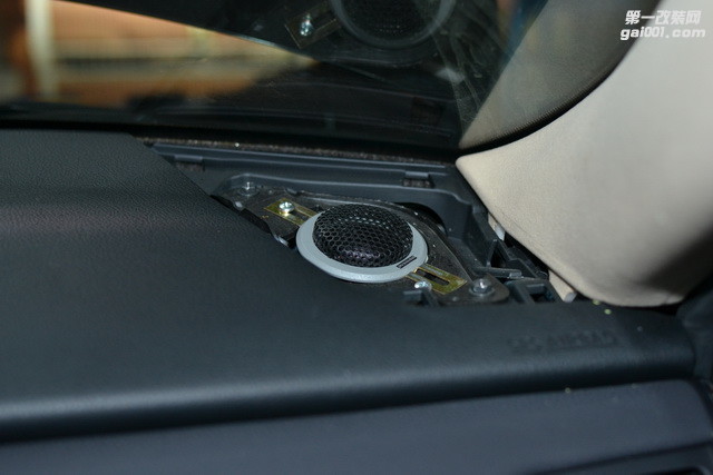 5，高音单元安装在汽车仪表台上.JPG