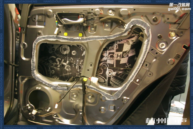 3，使用STP  银卫盾对汽车门板做第一层的隔音处理，降低门板共振噪声.jpg.jpg