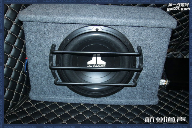9，美国 JL WD 10寸低音通过引线方式安装在汽车尾箱.jpg