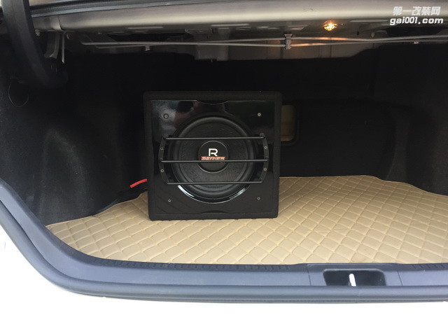 15，德国乐斯登 R系列超低音安装在汽车尾箱.JPG