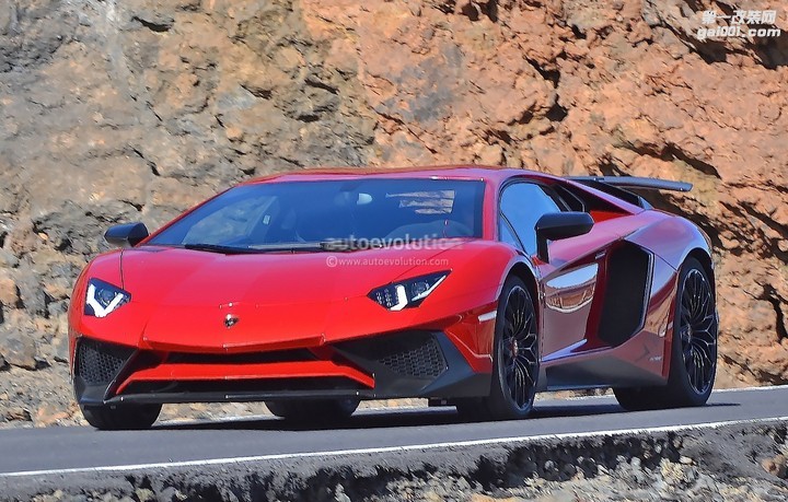 dubai-lamborghini-aventador-sv-has-insane-desert-bull-wrap_3.jpg