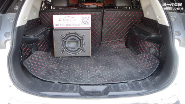 10，超低音通过引线方式安装在汽车尾箱.JPG