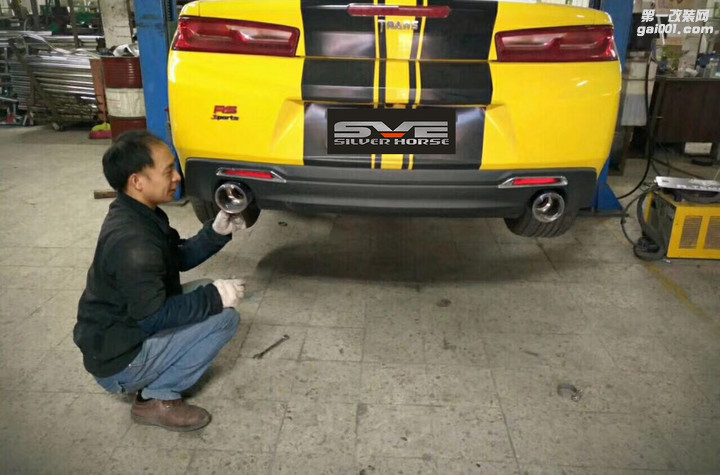 雪佛兰科迈罗改装SVE头段搭配中尾段可变阀门排气安装作业