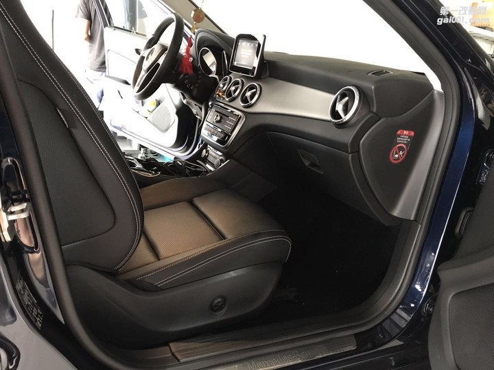 奔驰GLA220加装副驾驶电动座椅安装后和主驾驶一样好用
