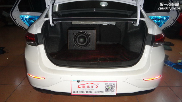 13，超低音通过引线方式安装在汽车尾箱.JPG