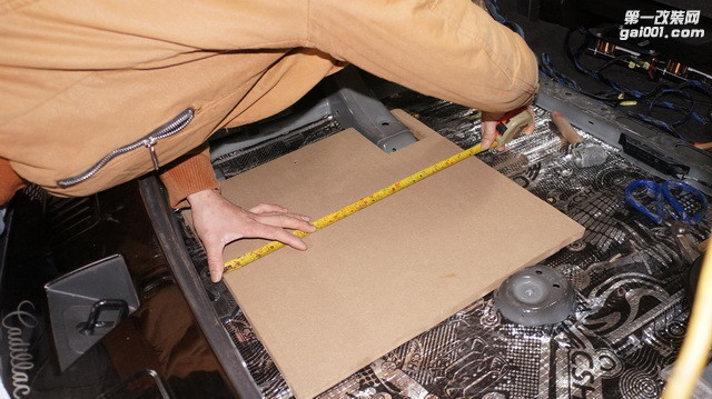 4 做好隔音后，改装师傅根据尾箱大小，度身打造安装器材的模具.JPG