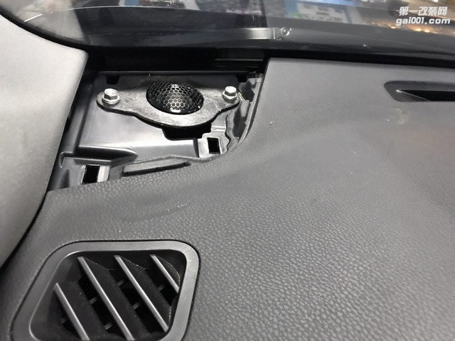 8，英国创世纪G65.2高音单元安装在汽车中控台.jpg