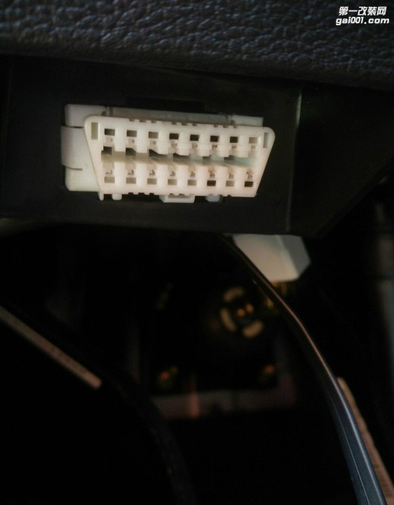众泰大迈X5安装圆盾汽车HUD抬头显示器，OBD/GPS双模式