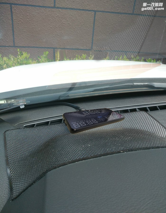 众泰大迈X5安装圆盾汽车HUD抬头显示器，OBD/GPS双模式