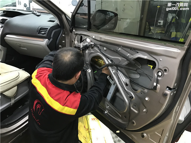 3，拆开汽车门板，可以发现门板隔音措施极为欠缺.JPG