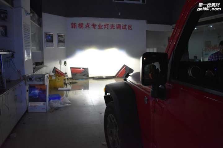 重庆牧马人改大灯总成+米石LED远光灯