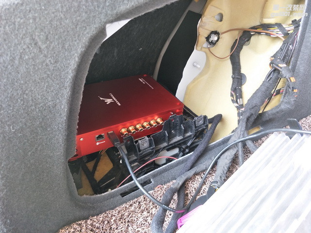 10德国野兽H5 DSP音频处理器隐藏安装在后尾箱左侧.jpg