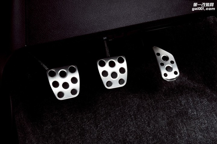 toyota-vitz-gr-pedals-01.jpg