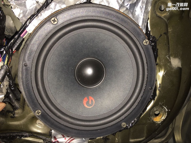 2，德国威玛仕RT652中低音喇叭安装在汽车原位.png
