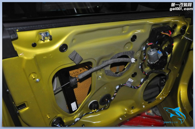 4，使用大白鲨隔音材料对汽车门板做第一层的隔音处理，降低门板共振噪声.JPG.jpg