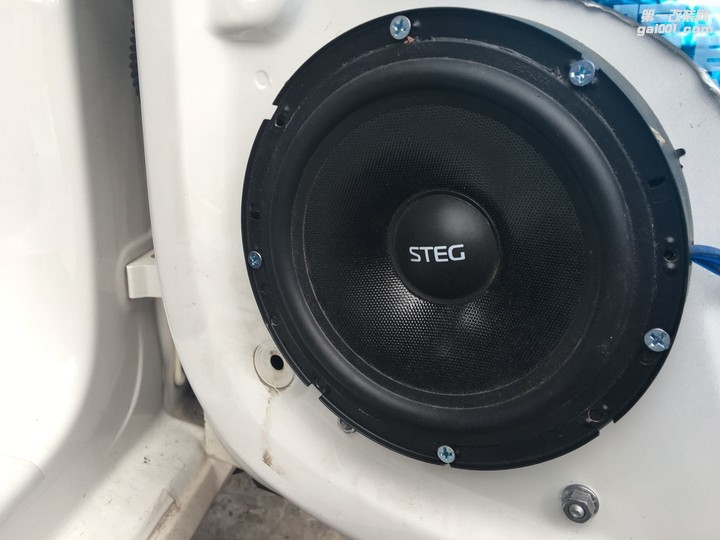 7 史泰格SQ 650中低音喇叭安装近照.jpg