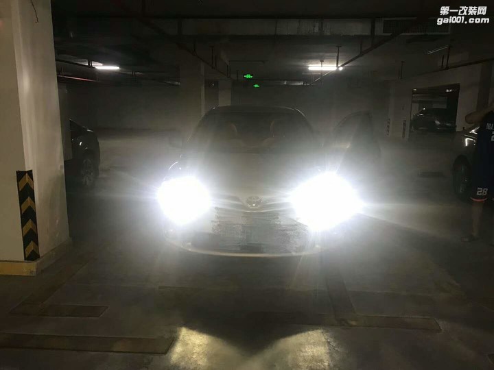 丰田卡罗拉前大灯LED改装换灯