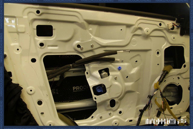 3，使用荣茂隔音材料对汽车门板做第一层的隔音处理，降低门板共振噪声.jpg.jpg