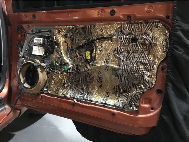 4 在门板上安装俄罗斯Autofun止震板，加厚钣金，抑制共振.JPG