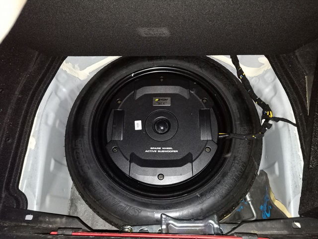 12，将德国伊顿RES11低音安装在备胎中间.jpg